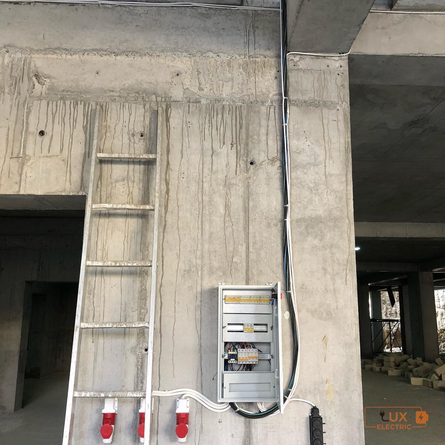 Sənaye Tipli Paylayıcı Elektrik Şkaflarının Quraşdırılması