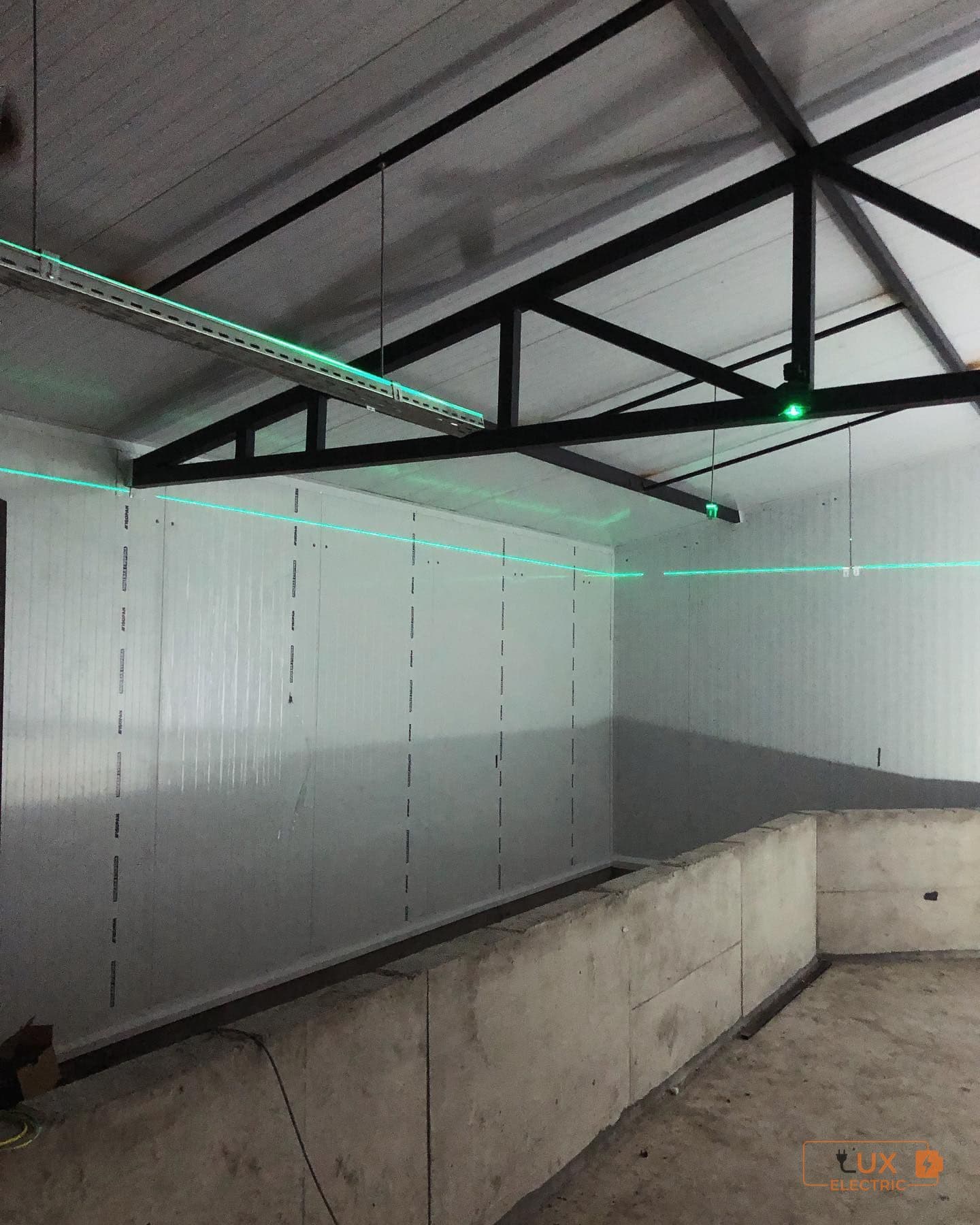 Sənaye Binasında Elektrik Xətlərinin Çəkilişi