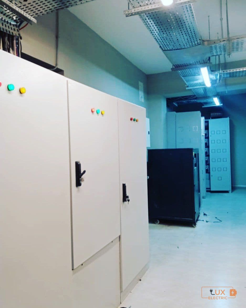Server Otağında Fasiləsiz Enerji Təminatı (UPS) Sistemi
